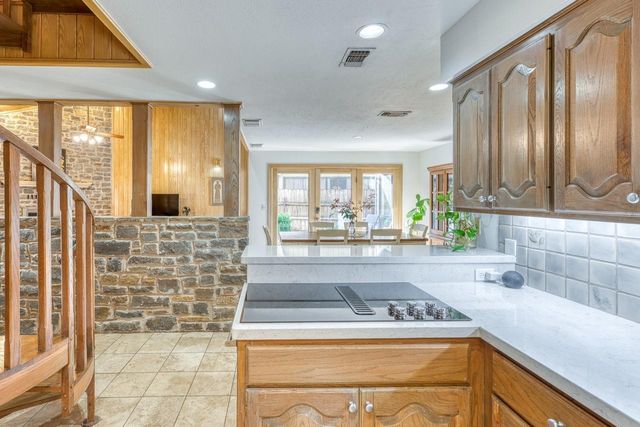 402 Meadowlakes DR, Meadowlakes, TX 78654