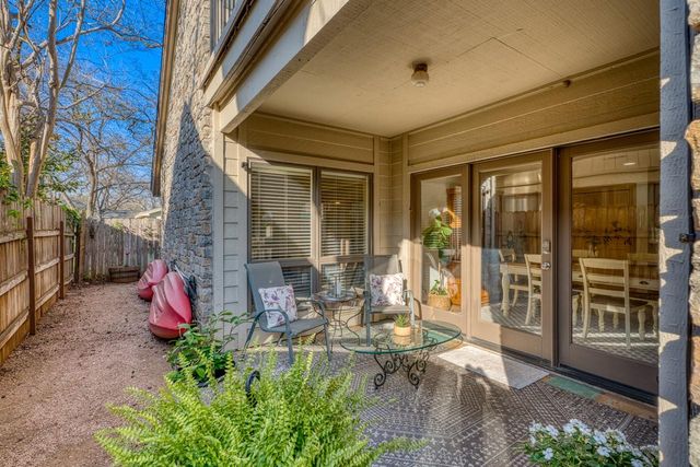 402 Meadowlakes DR, Meadowlakes, TX 78654