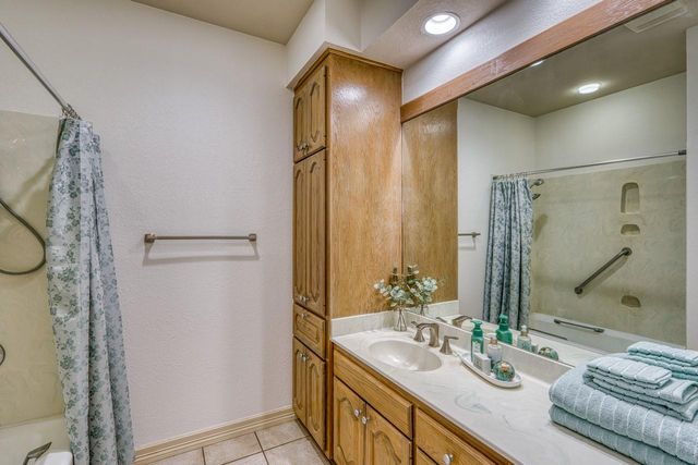 402 Meadowlakes DR, Meadowlakes, TX 78654