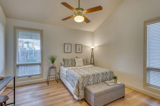 402 Meadowlakes DR, Meadowlakes, TX 78654