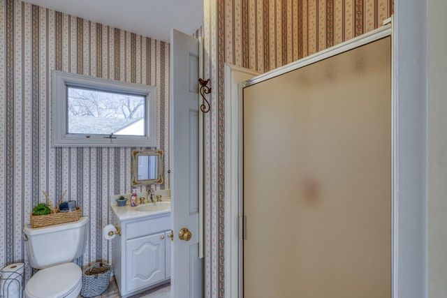 402 Meadowlakes DR, Meadowlakes, TX 78654