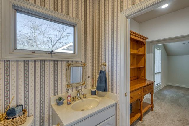 402 Meadowlakes DR, Meadowlakes, TX 78654