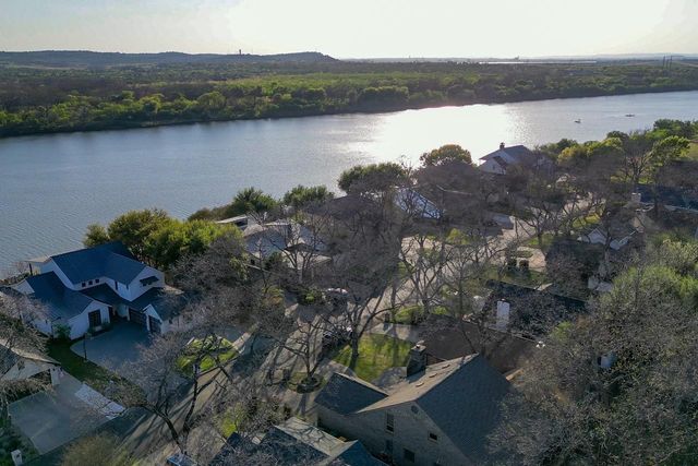 402 Meadowlakes DR, Meadowlakes, TX 78654