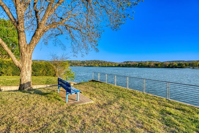 402 Meadowlakes DR, Meadowlakes, TX 78654