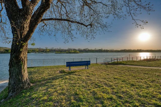 402 Meadowlakes DR, Meadowlakes, TX 78654