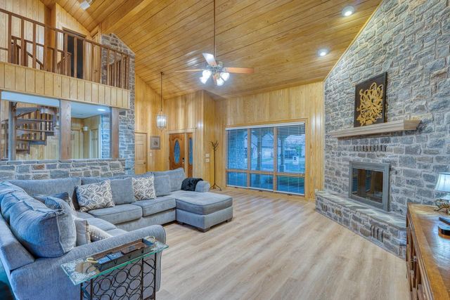 402 Meadowlakes DR, Meadowlakes, TX 78654