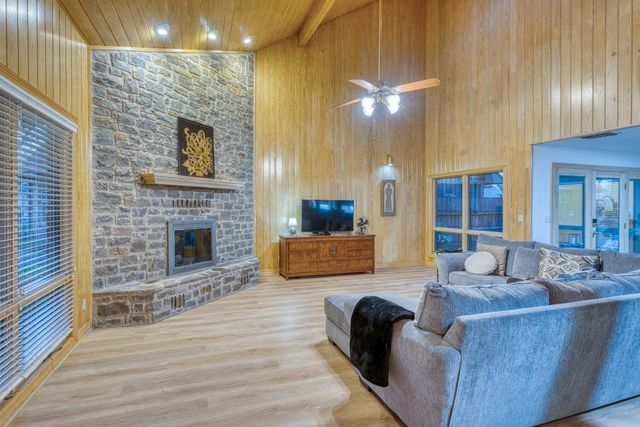 402 Meadowlakes DR, Meadowlakes, TX 78654