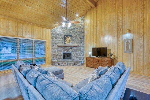 402 Meadowlakes DR, Meadowlakes, TX 78654