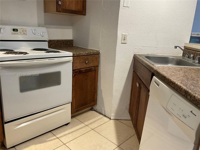 3320 N Pinewalk Drive N 1715, Margate, FL 33063