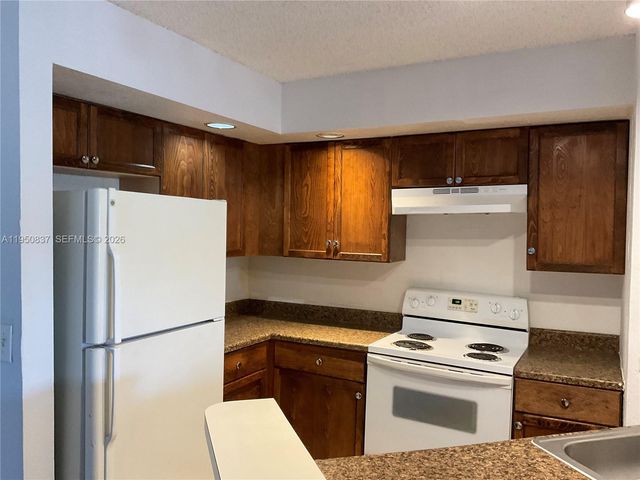 3320 N Pinewalk Drive N 1715, Margate, FL 33063