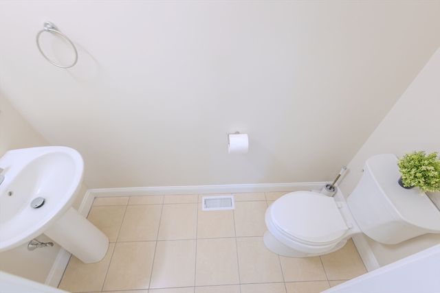 26 Iris Ln, Bellingham, MA 02019