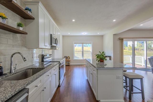 26 Iris Ln, Bellingham, MA 02019