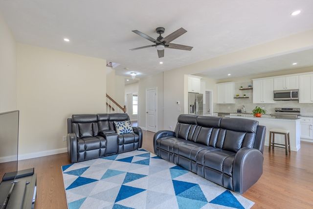 26 Iris Ln, Bellingham, MA 02019