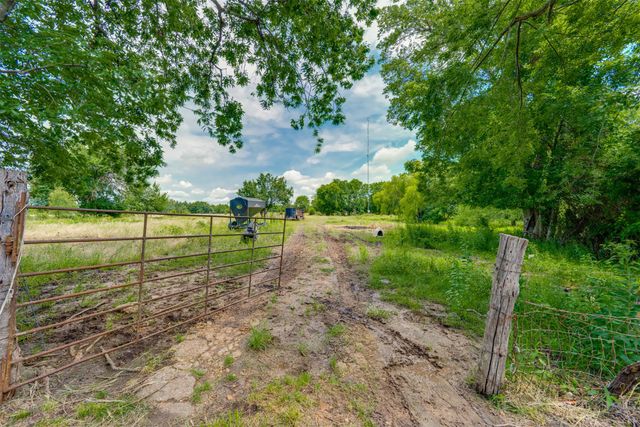 9958 Farm Road 79, Sumner, TX 75486