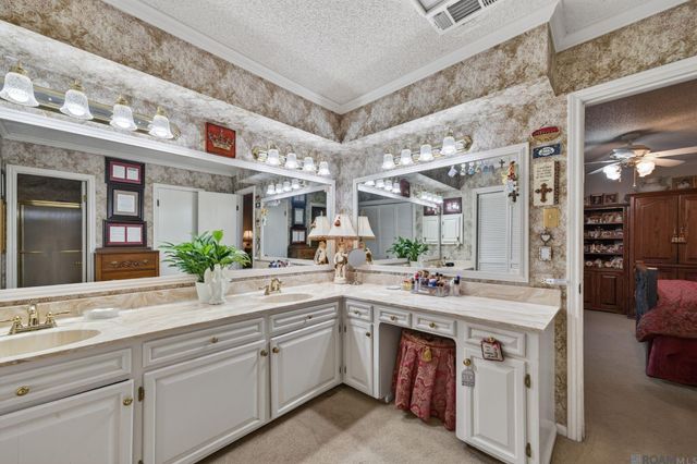 221 E Woodstone Ct, Baton Rouge, LA 70808