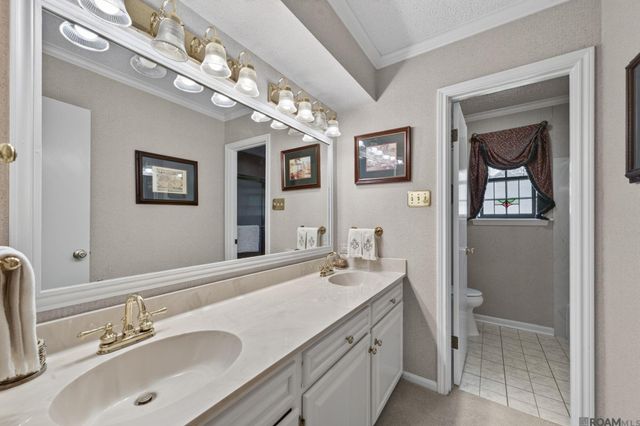 221 E Woodstone Ct, Baton Rouge, LA 70808