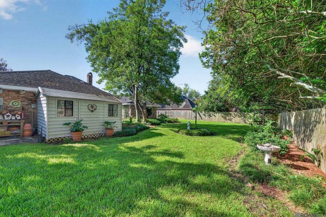 221 E Woodstone Ct, Baton Rouge, LA 70808