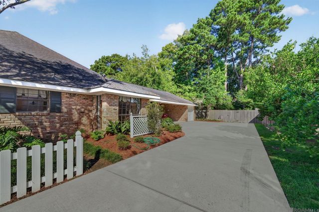 221 E Woodstone Ct, Baton Rouge, LA 70808