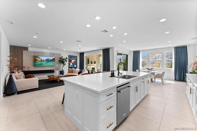 1586 Calle Mayfair, Chula Vista, CA 91913