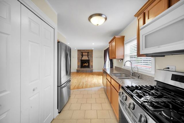 2575 Prairieview Lane N, Aurora, IL 60504
