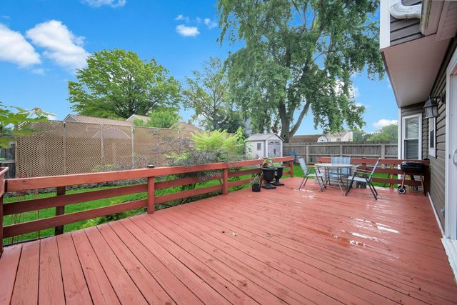 2575 Prairieview Lane N, Aurora, IL 60504
