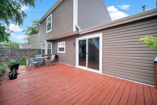 2575 Prairieview Lane N, Aurora, IL 60504