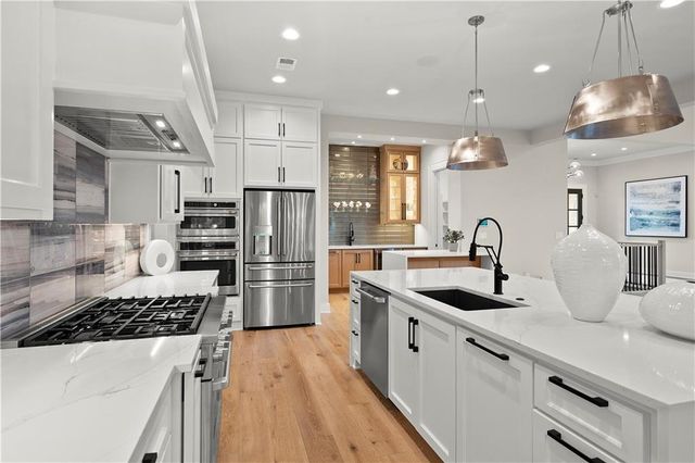 4414 W 136th Street, Leawood, KS 66224