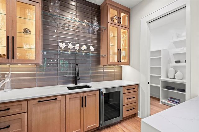 4414 W 136th Street, Leawood, KS 66224