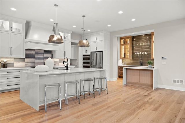 4414 W 136th Street, Leawood, KS 66224