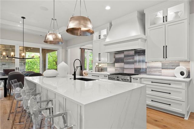 4414 W 136th Street, Leawood, KS 66224