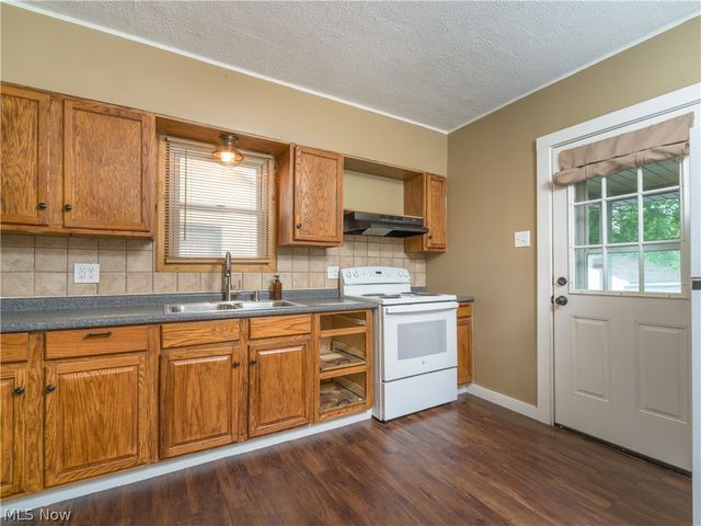 557 Washington Avenue, Barberton, OH 44203