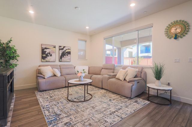 5718 Harveston Way, Sacramento, CA 95835