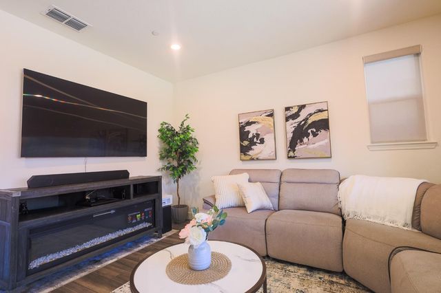 5718 Harveston Way, Sacramento, CA 95835