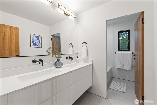 10733 17th Avenue NE, Seattle, WA 98125