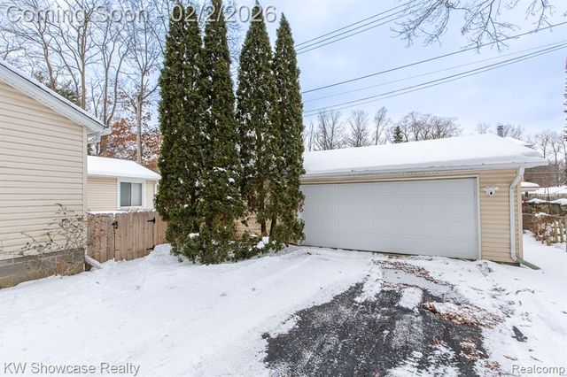 2161 E Euna, Wixom, MI 48393