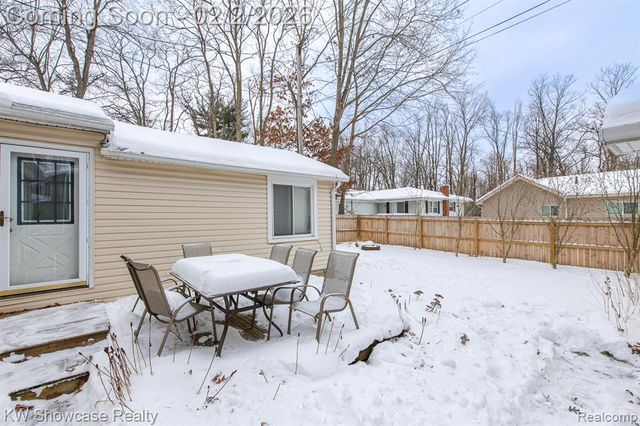 2161 E Euna, Wixom, MI 48393