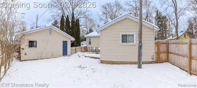 2161 E Euna, Wixom, MI 48393