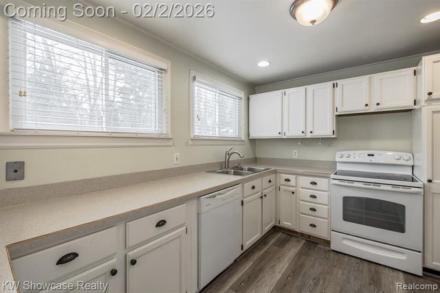 2161 E Euna, Wixom, MI 48393