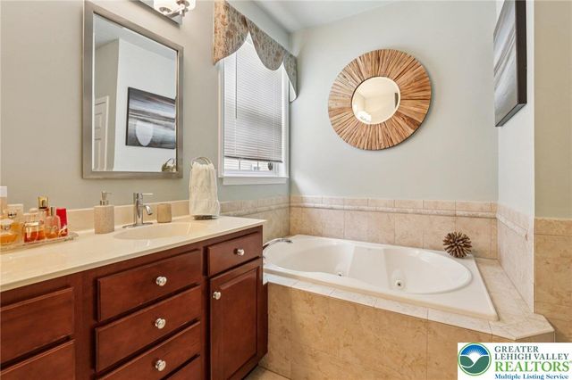 2113 Kingsview Road, Lower Macungie Twp, PA 18062