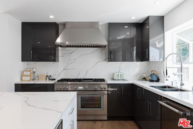 18721 Hatteras Street 10, Tarzana (los Angeles), CA 91356