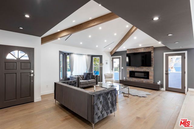 18721 Hatteras Street 10, Tarzana (los Angeles), CA 91356