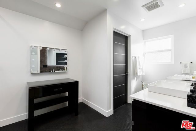 18721 Hatteras Street 10, Tarzana (los Angeles), CA 91356