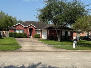 222 Colony Creek Drive, Dickinson, TX 77539