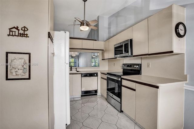 7681 Tahiti Lane 205, Lake Worth, FL 33467