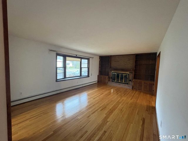 16 Raymond Road, Woodbridge, CT 06525