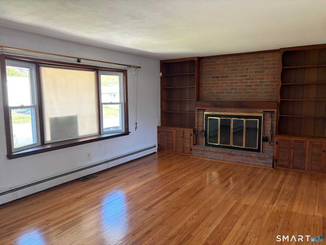 16 Raymond Road, Woodbridge, CT 06525