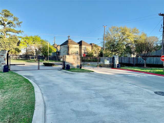 10942 Cannes Memorial Dr, Houston, TX 77043