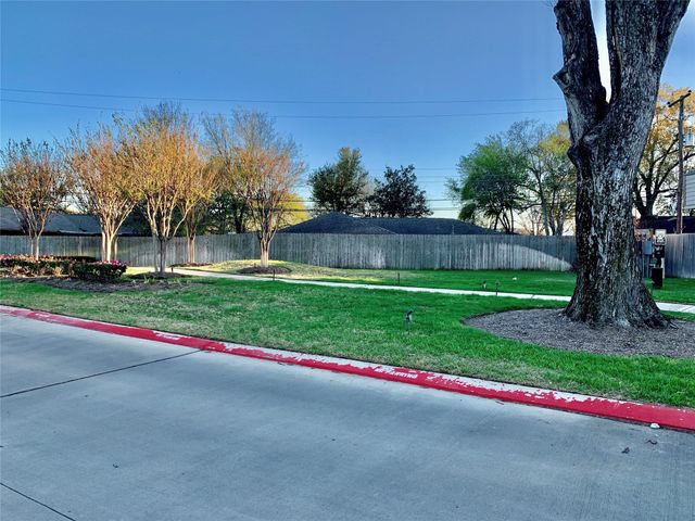 10942 Cannes Memorial Dr, Houston, TX 77043