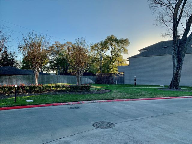 10942 Cannes Memorial Dr, Houston, TX 77043