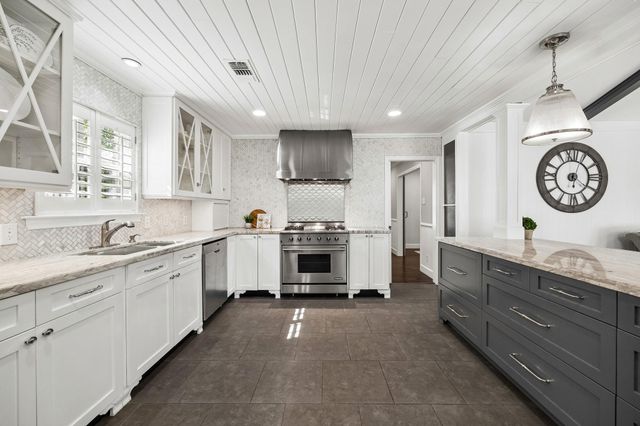 7807 Overbrook Lane, Houston, TX 77063